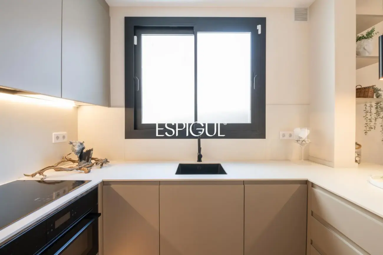 Luxury apartment with private terrace and pool in Sants