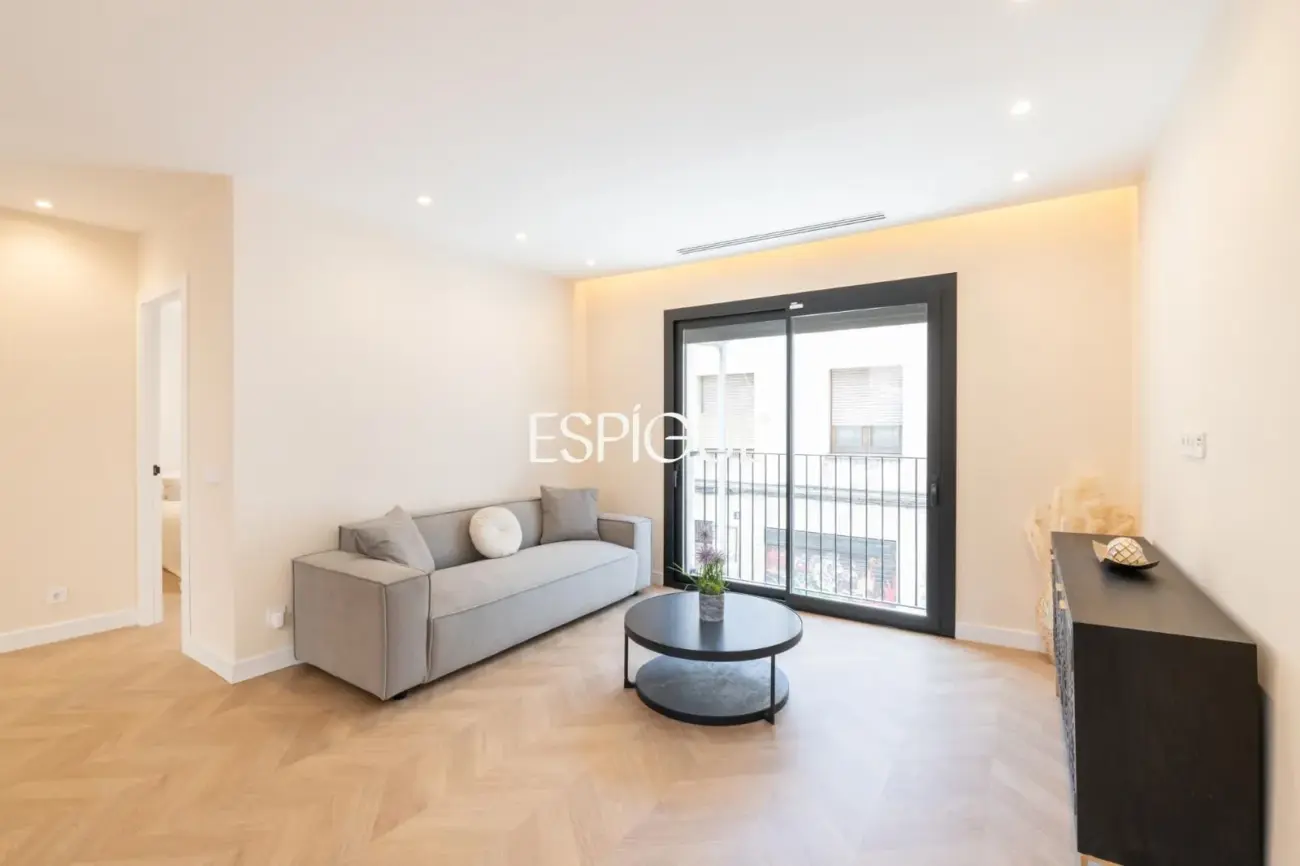 Luxury apartment with private terrace and pool in Sants