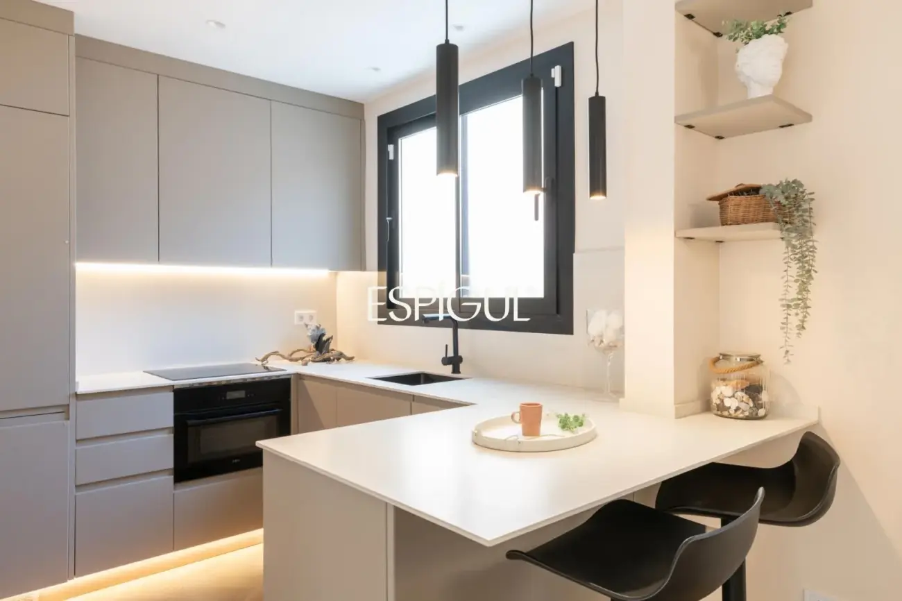 Luxury apartment with private terrace and pool in Sants