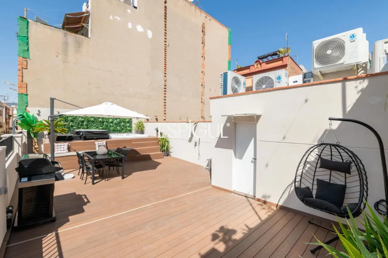 Luxury apartment with private terrace and pool in Sants