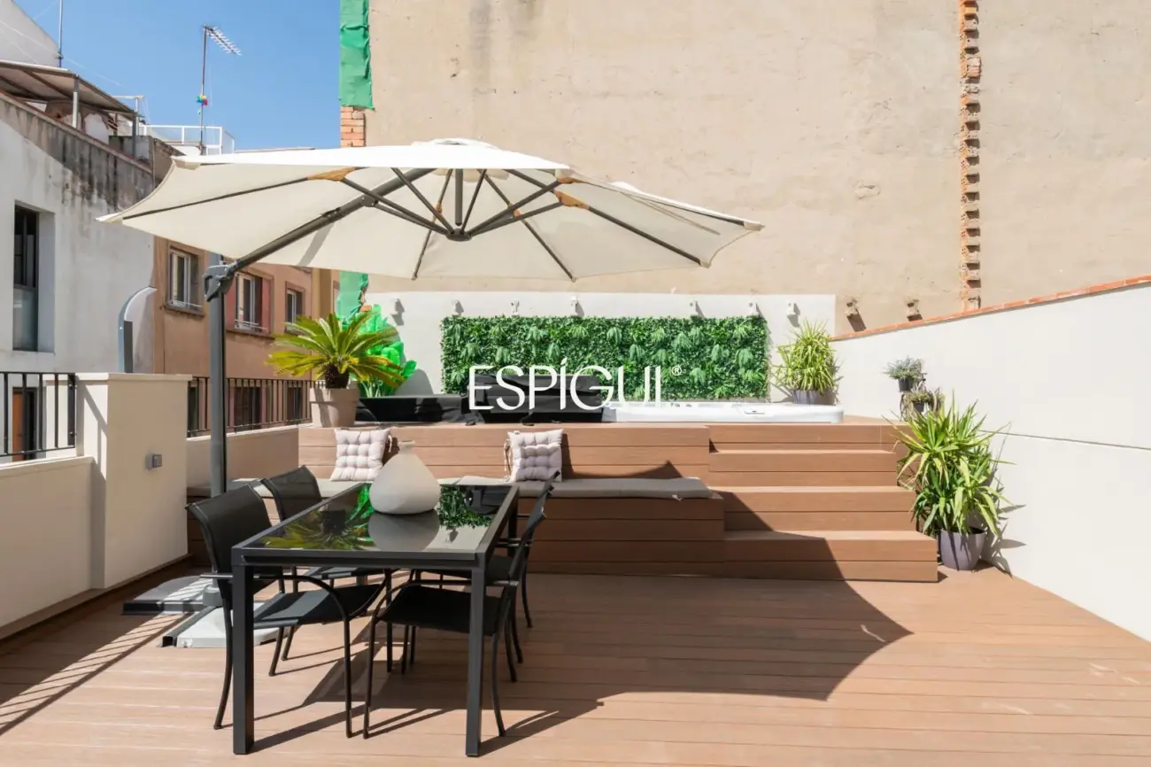 Luxury apartment with private terrace and pool in Sants