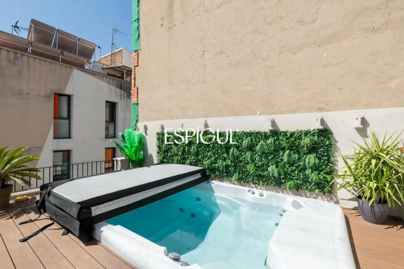 Luxury apartment with private terrace and pool in Sants