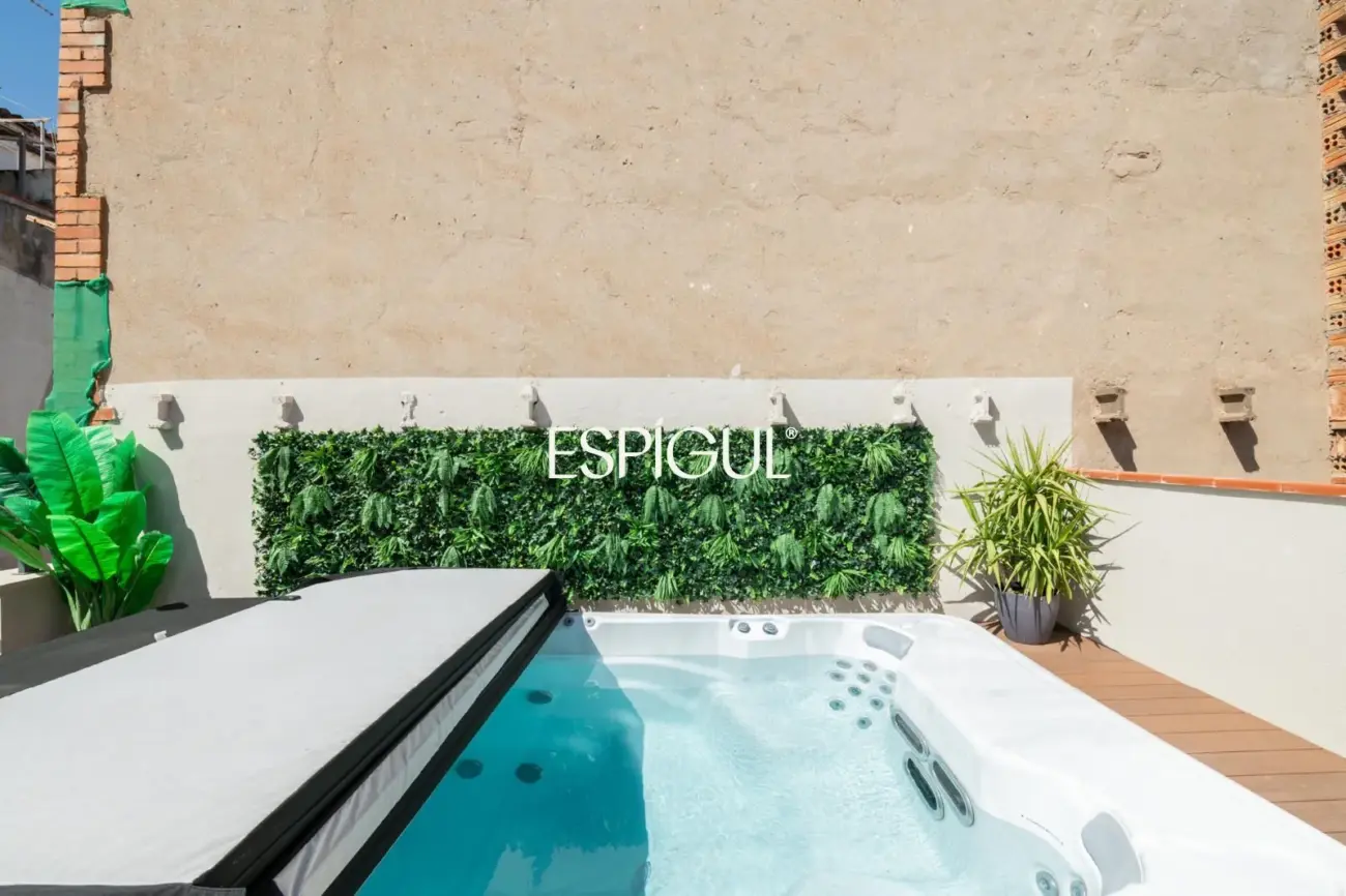 Luxury apartment with private terrace and pool in Sants