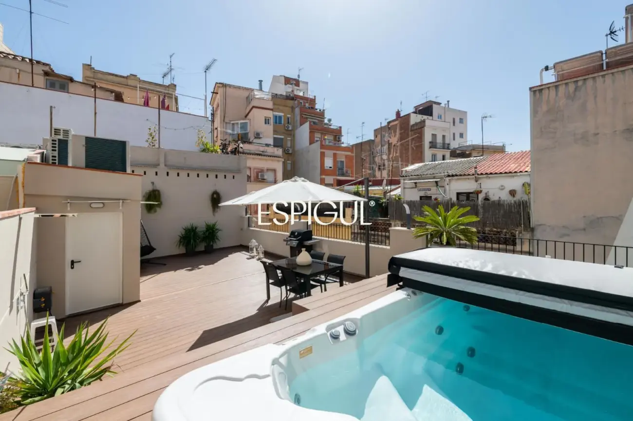 Luxury apartment with private terrace and pool in Sants