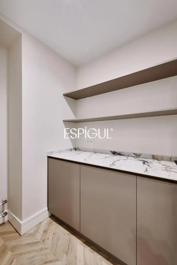 Piso en venta en Diego de León con terraza, Lista