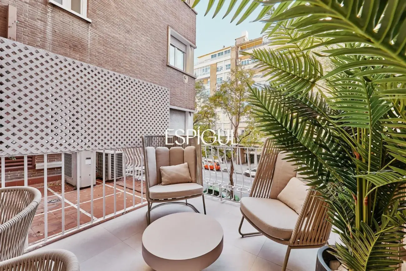 Piso en venta exterior reformado con plaza de garaje en Lista