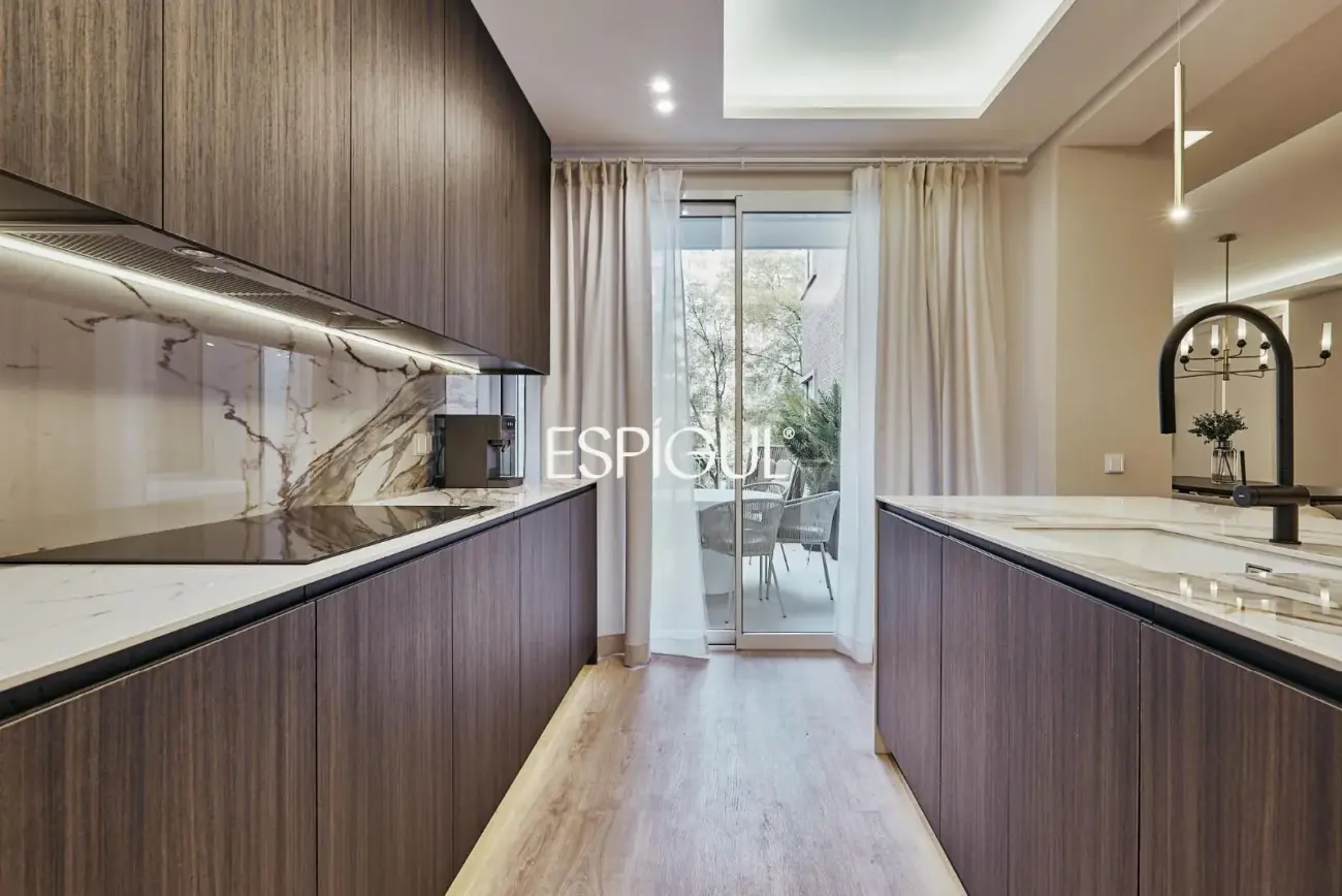 Piso en venta exterior reformado con plaza de garaje en Lista