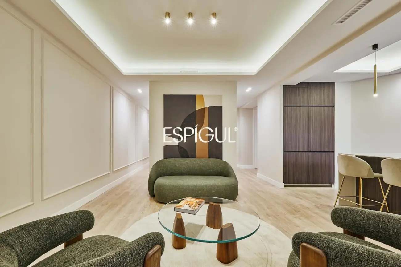 Piso en venta exterior reformado con plaza de garaje en Lista