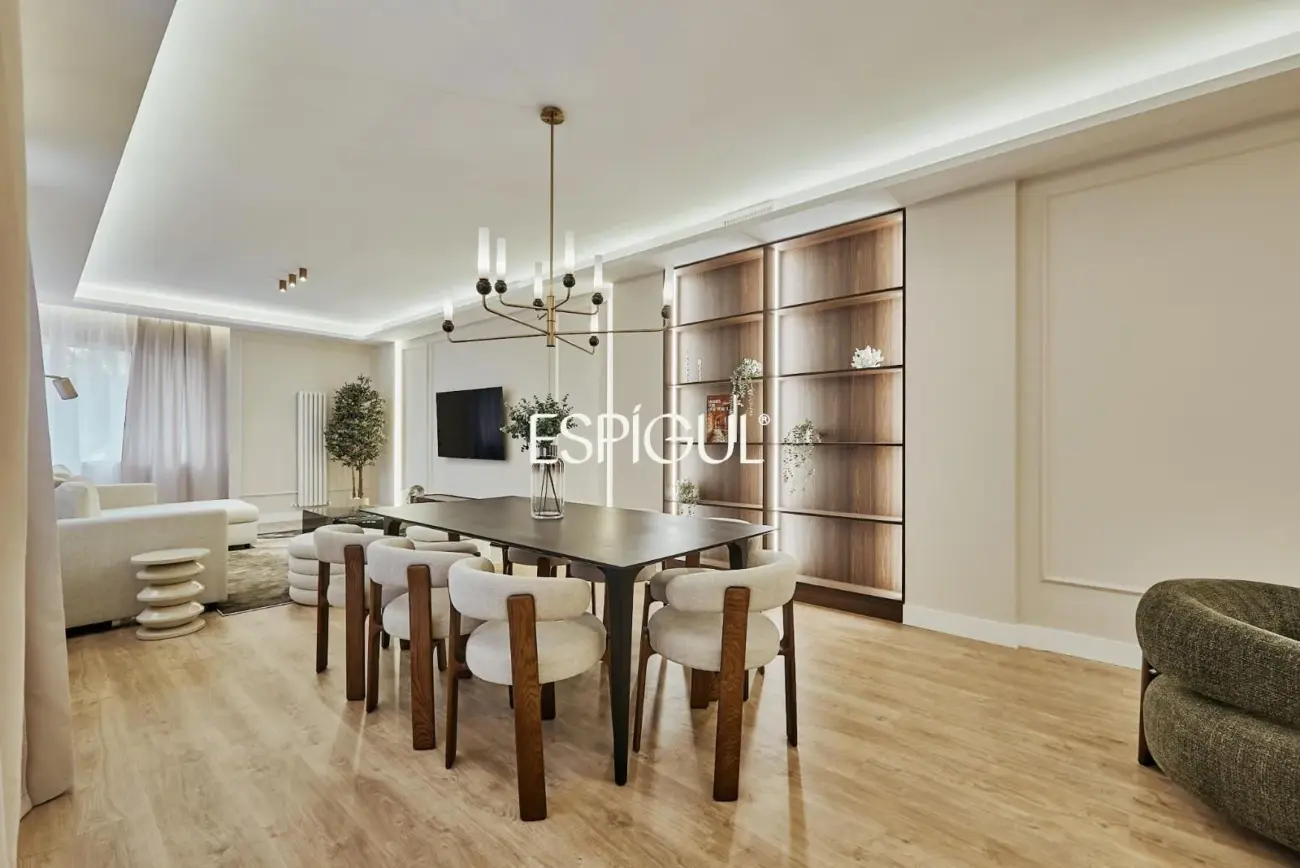 Piso en venta exterior reformado con plaza de garaje en Lista