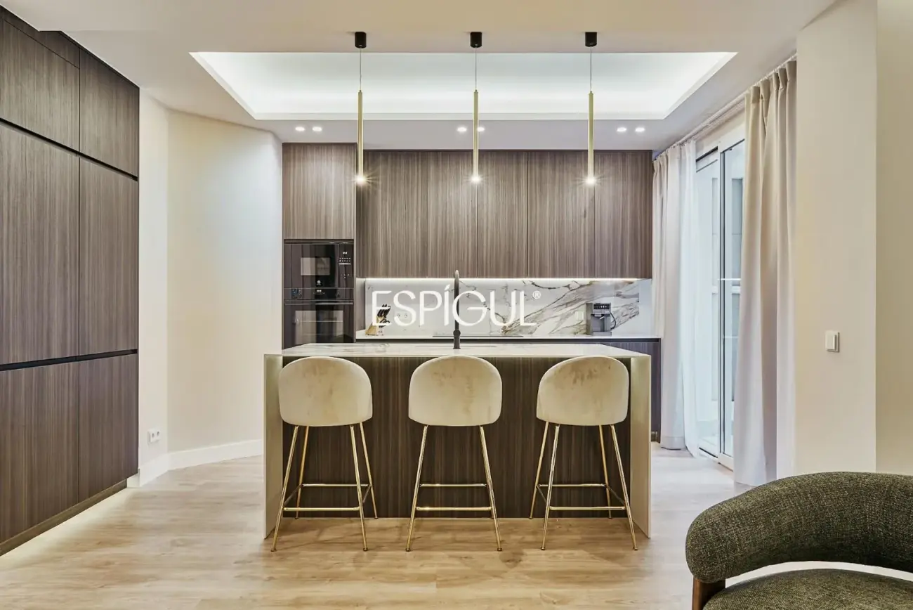 Piso en venta exterior reformado con plaza de garaje en Lista