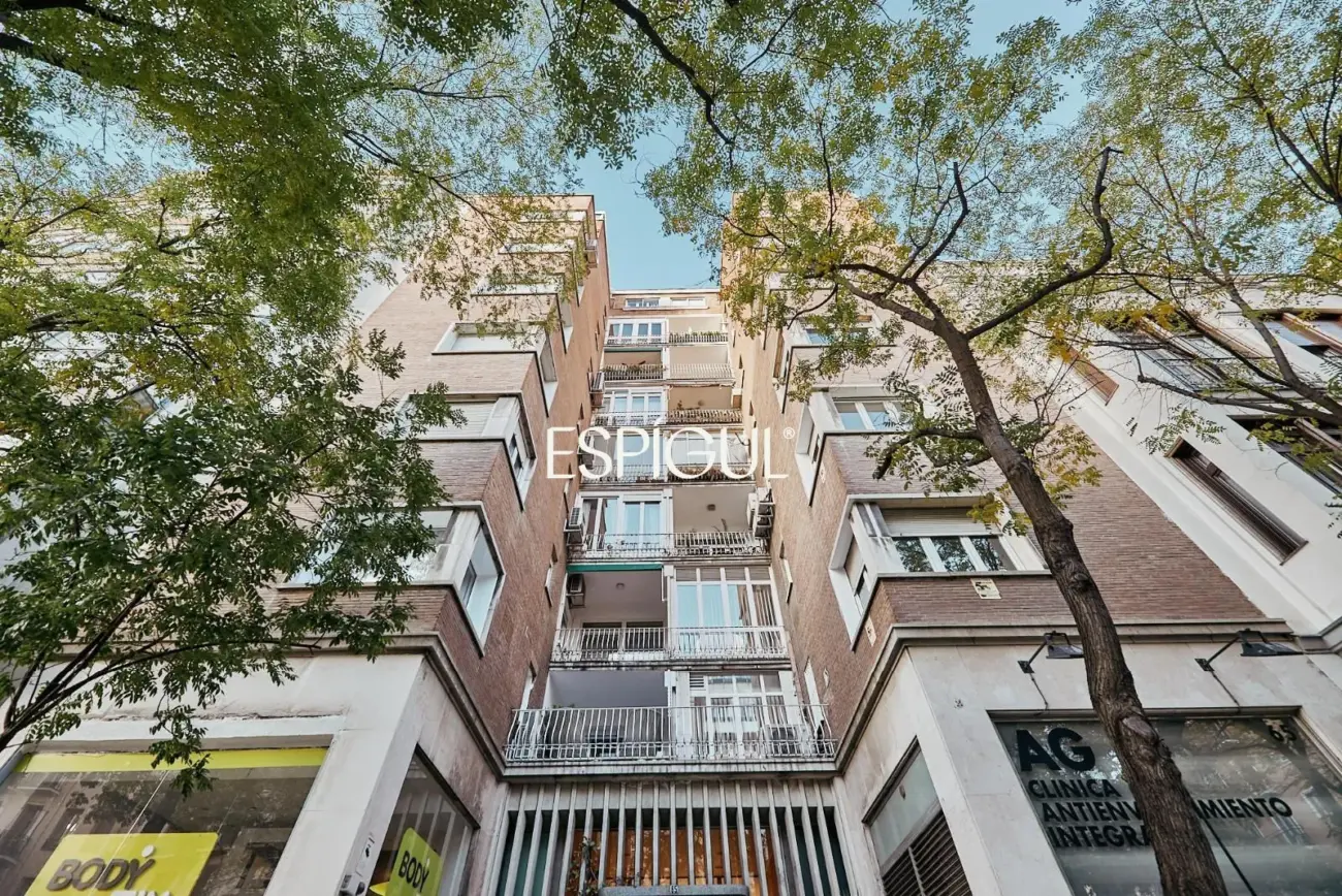 Piso en venta exterior reformado con plaza de garaje en Lista