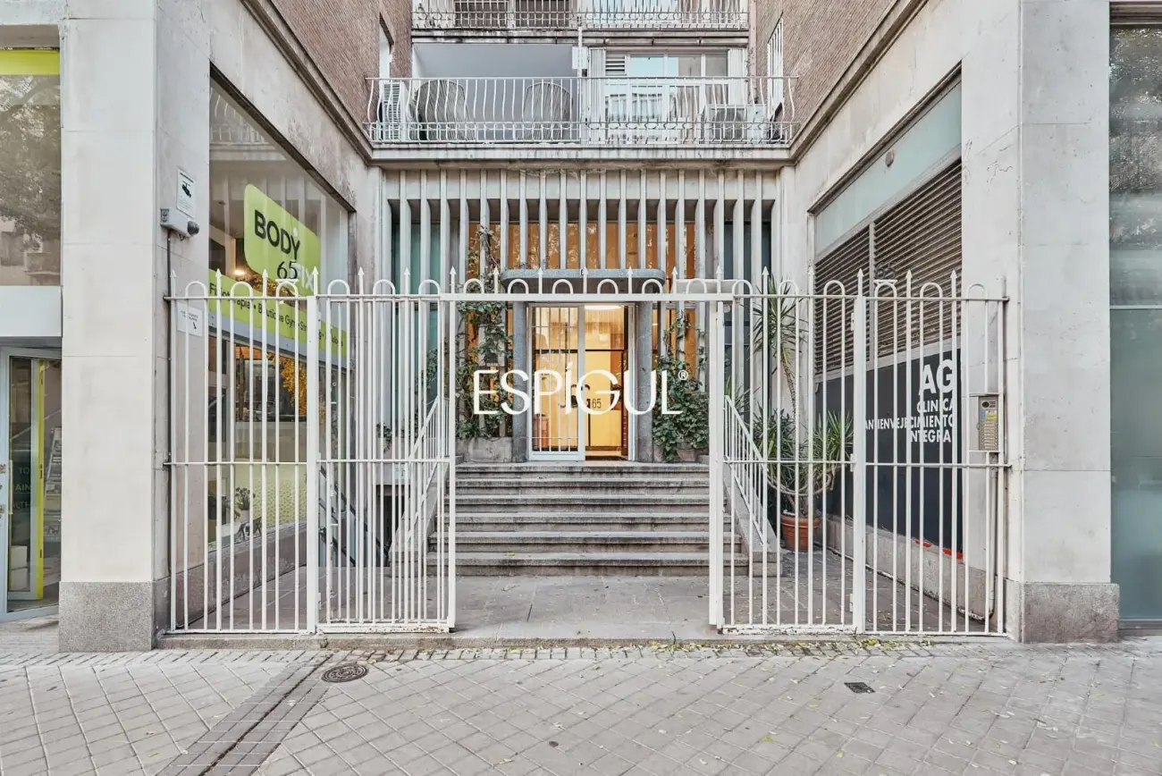 Piso en venta exterior reformado con plaza de garaje en Lista