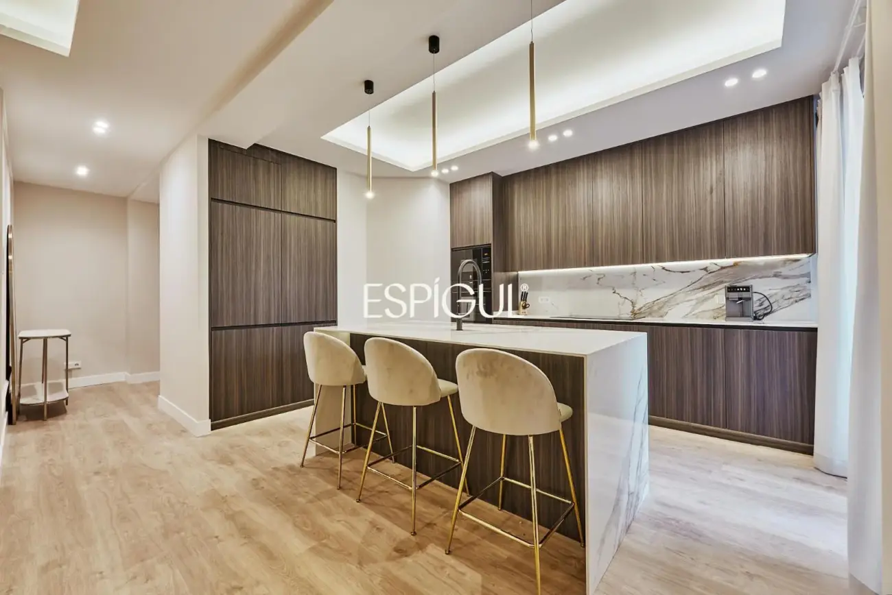 Piso en venta exterior reformado con plaza de garaje en Lista