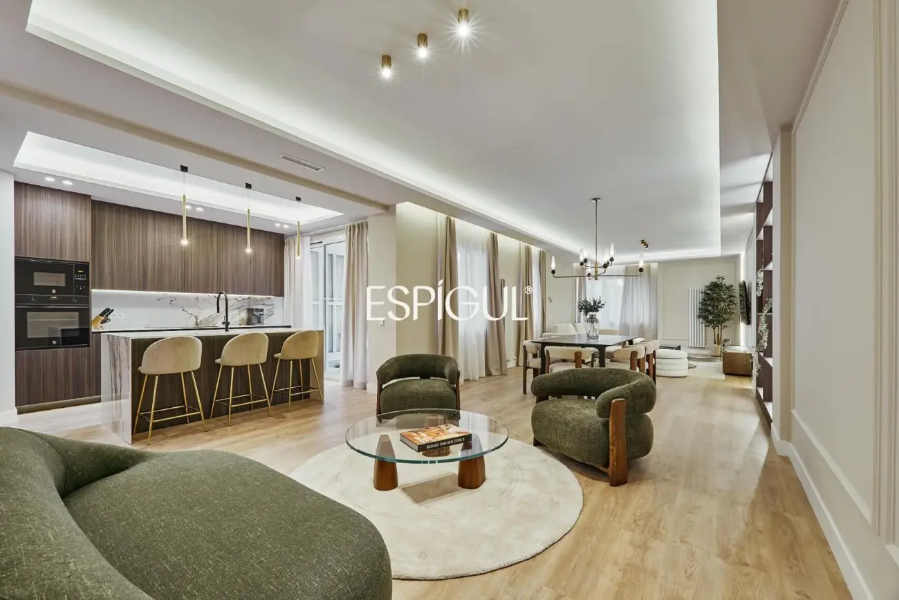 Piso en venta exterior reformado con plaza de garaje en Lista