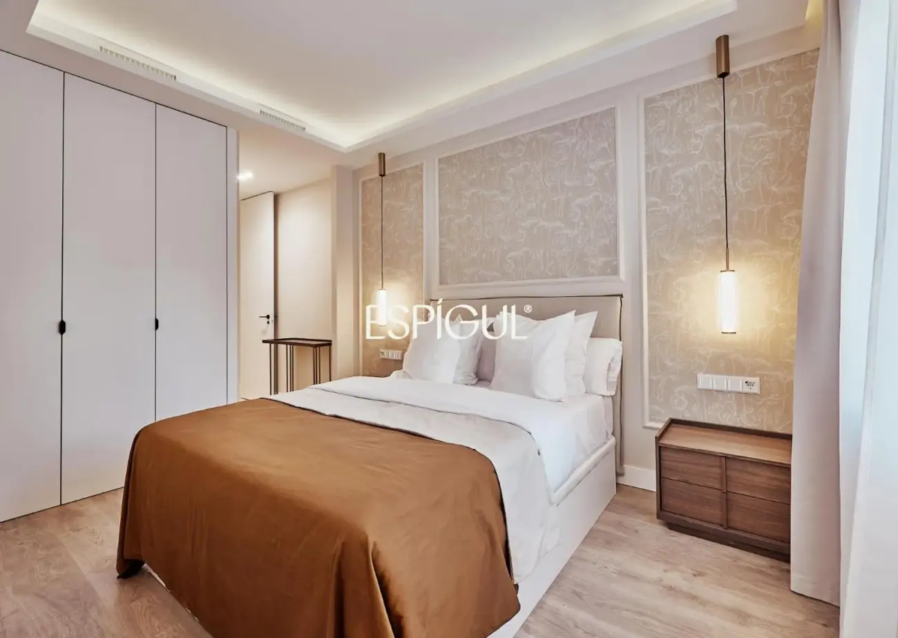 Piso en venta exterior reformado con plaza de garaje en Lista