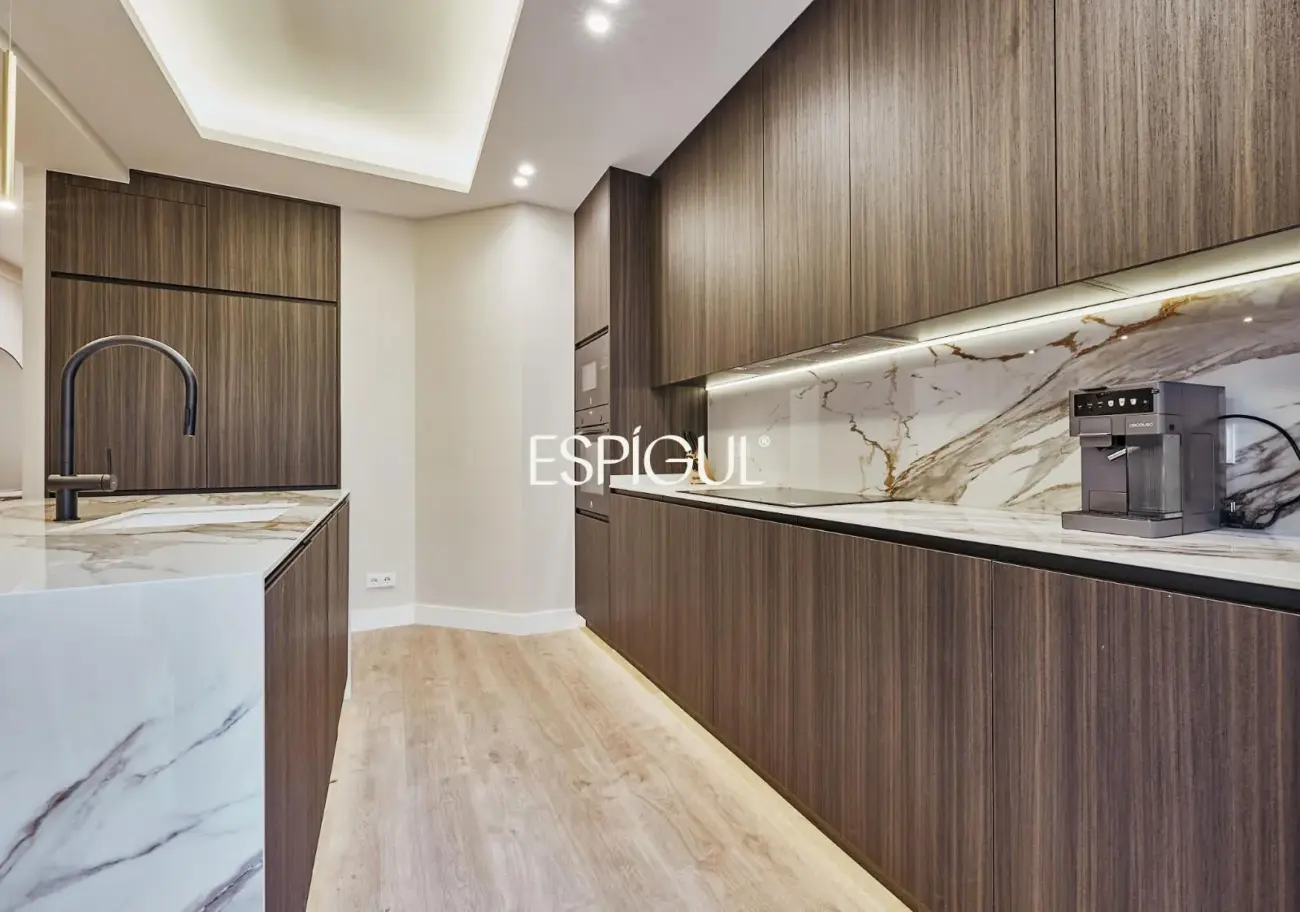 Piso en venta exterior reformado con plaza de garaje en Lista