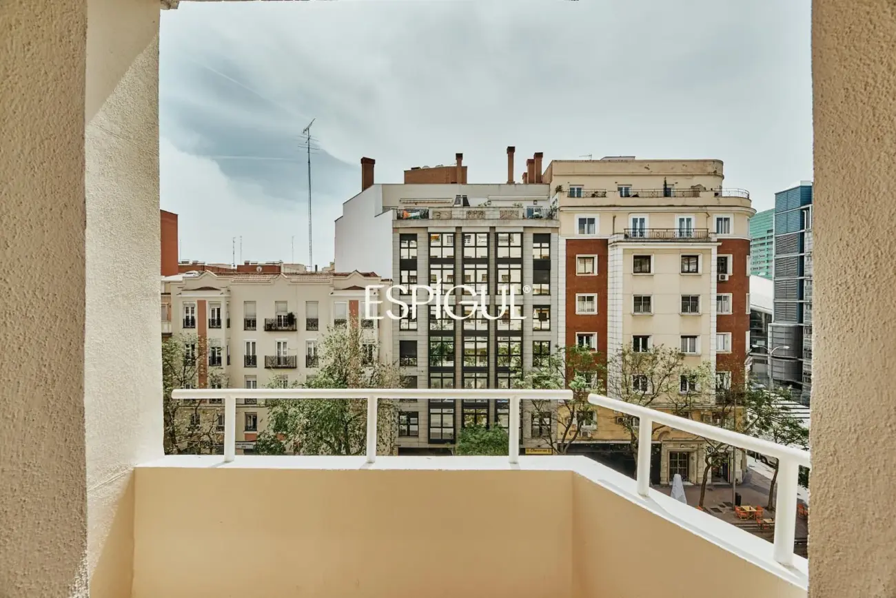 Отремонтированная внешняя квартира с террасой на продажу в Гойе, район Саламанка