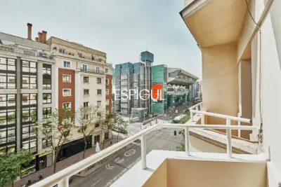 Отремонтированная внешняя квартира с террасой на продажу в Гойе, район Саламанка