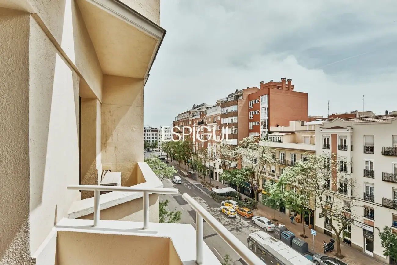 Отремонтированная внешняя квартира с террасой на продажу в Гойе, район Саламанка