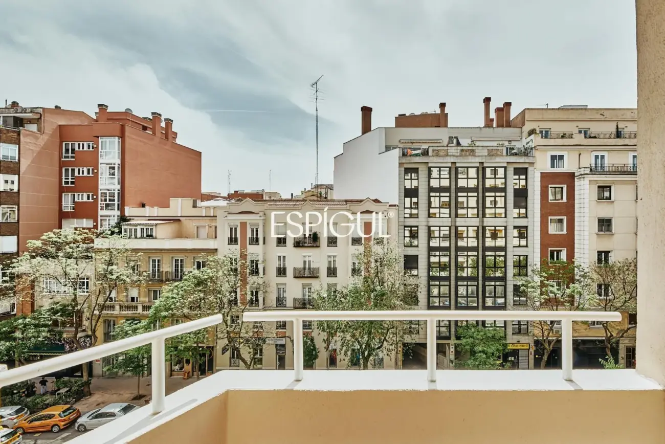 Отремонтированная внешняя квартира с террасой на продажу в Гойе, район Саламанка