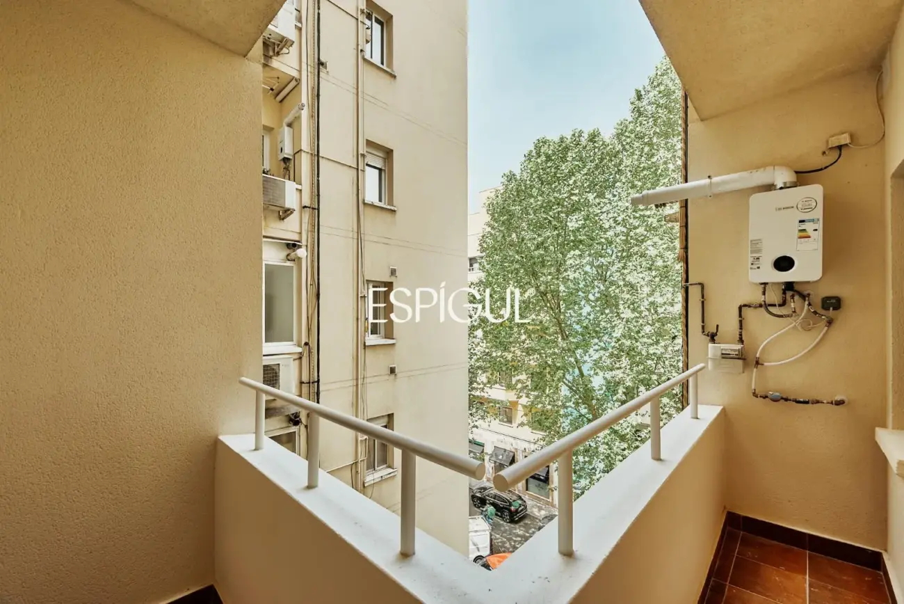 Отремонтированная внешняя квартира с террасой на продажу в Гойе, район Саламанка