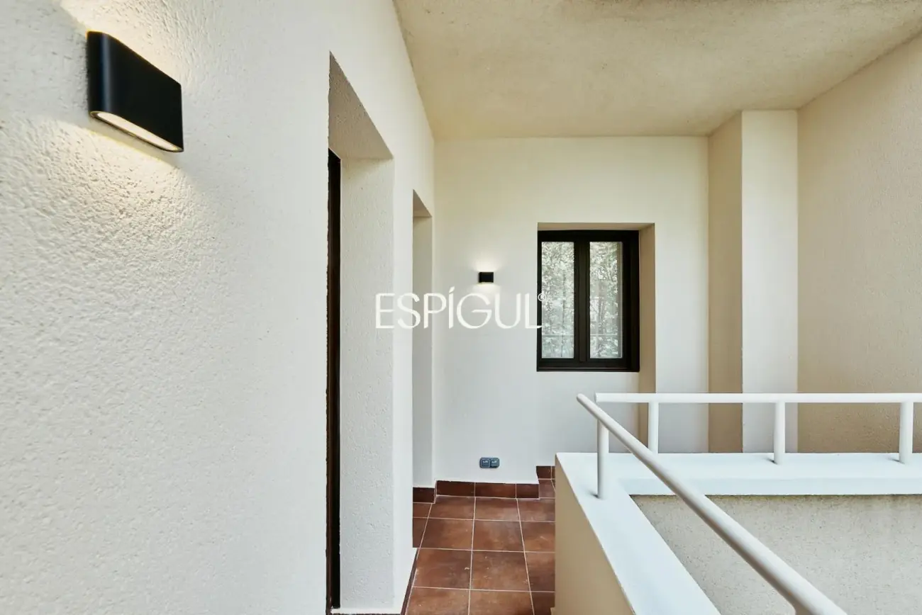 Отремонтированная внешняя квартира с террасой на продажу в Гойе, район Саламанка