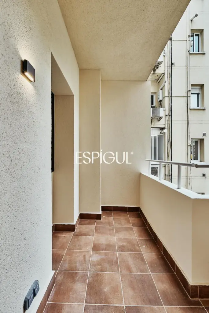 Отремонтированная внешняя квартира с террасой на продажу в Гойе, район Саламанка