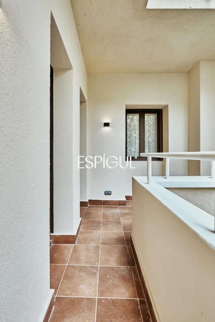 Отремонтированная внешняя квартира с террасой на продажу в Гойе, район Саламанка