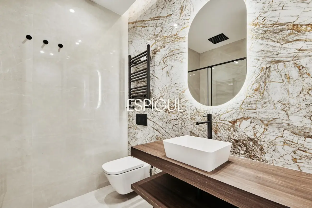 Отремонтированная внешняя квартира с террасой на продажу в Гойе, район Саламанка