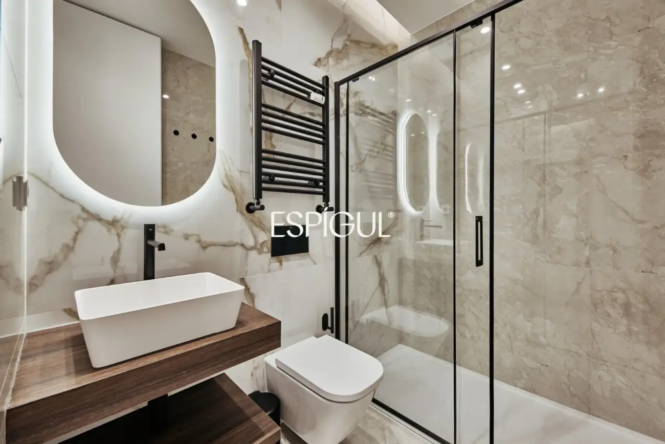 Отремонтированная внешняя квартира с террасой на продажу в Гойе, район Саламанка