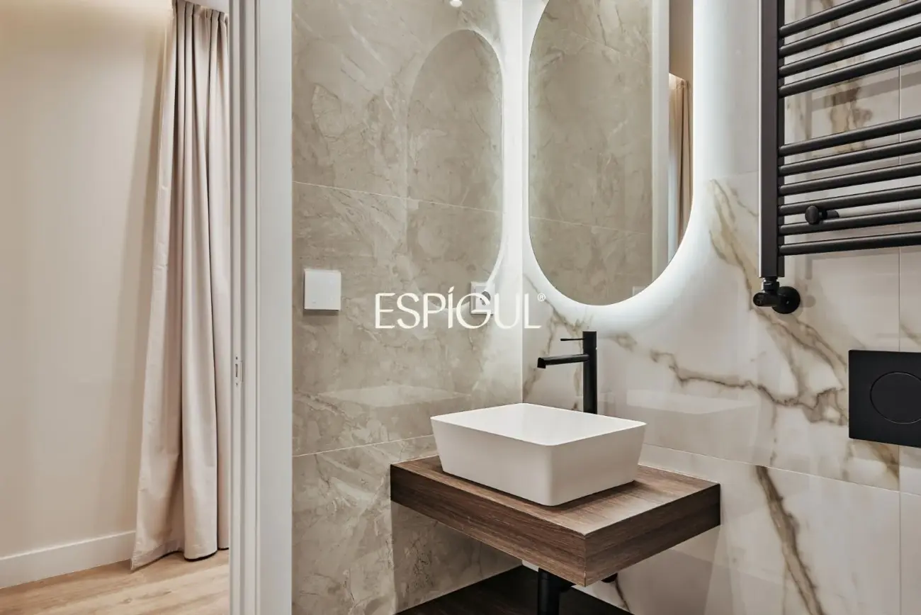 Отремонтированная внешняя квартира с террасой на продажу в Гойе, район Саламанка