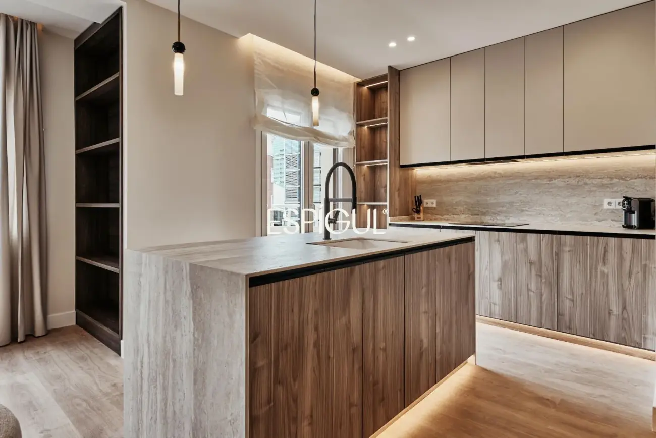 Отремонтированная внешняя квартира с террасой на продажу в Гойе, район Саламанка