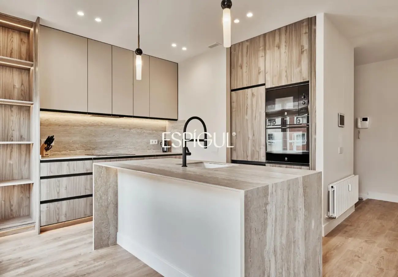 Отремонтированная внешняя квартира с террасой на продажу в Гойе, район Саламанка