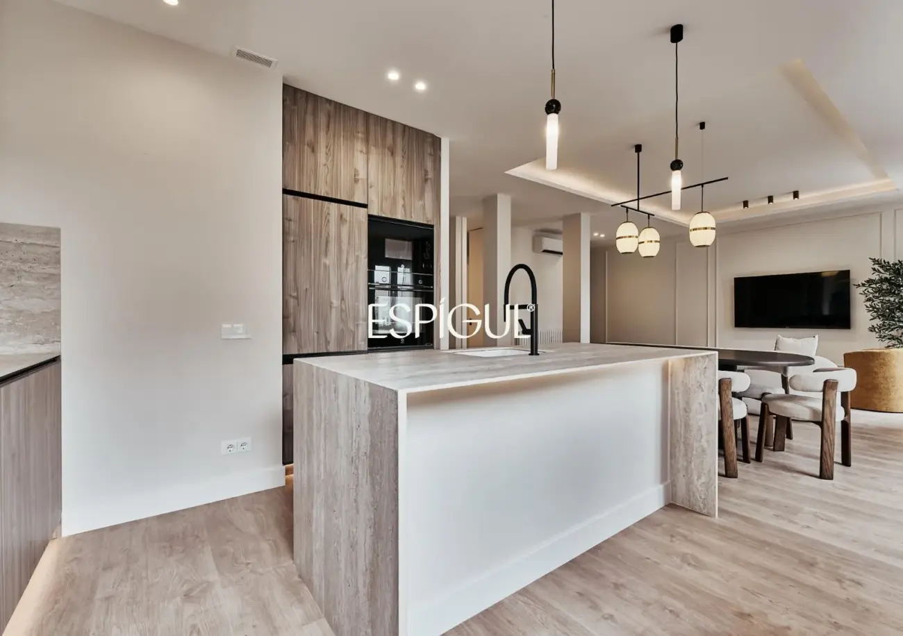 Отремонтированная внешняя квартира с террасой на продажу в Гойе, район Саламанка