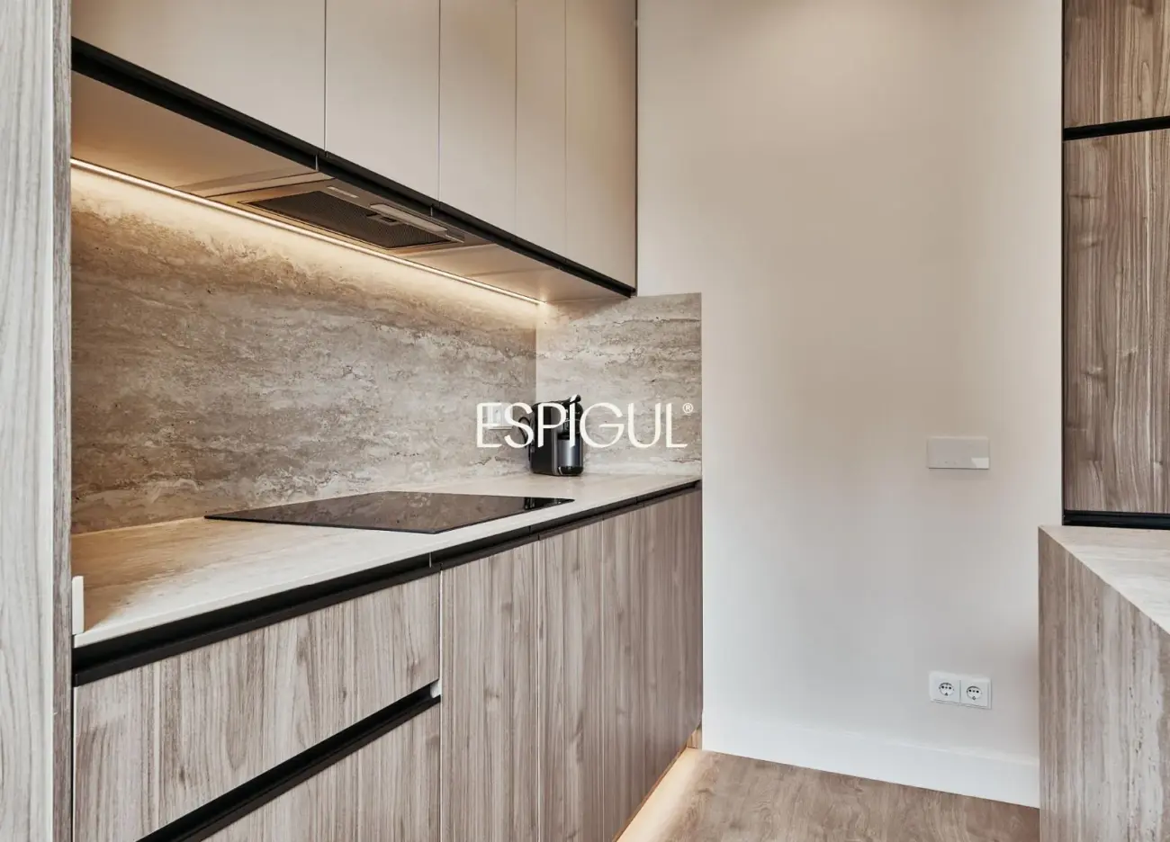 Отремонтированная внешняя квартира с террасой на продажу в Гойе, район Саламанка