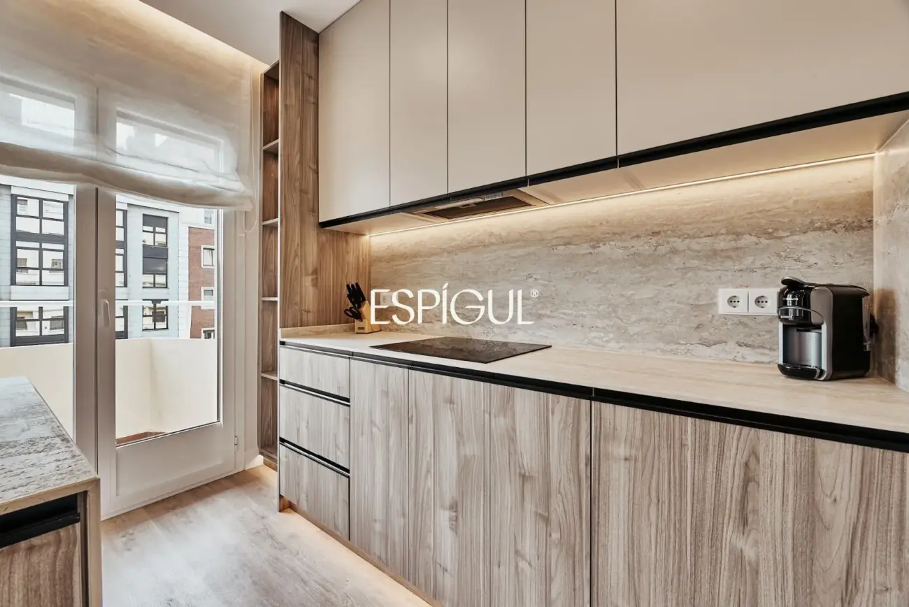 Отремонтированная внешняя квартира с террасой на продажу в Гойе, район Саламанка