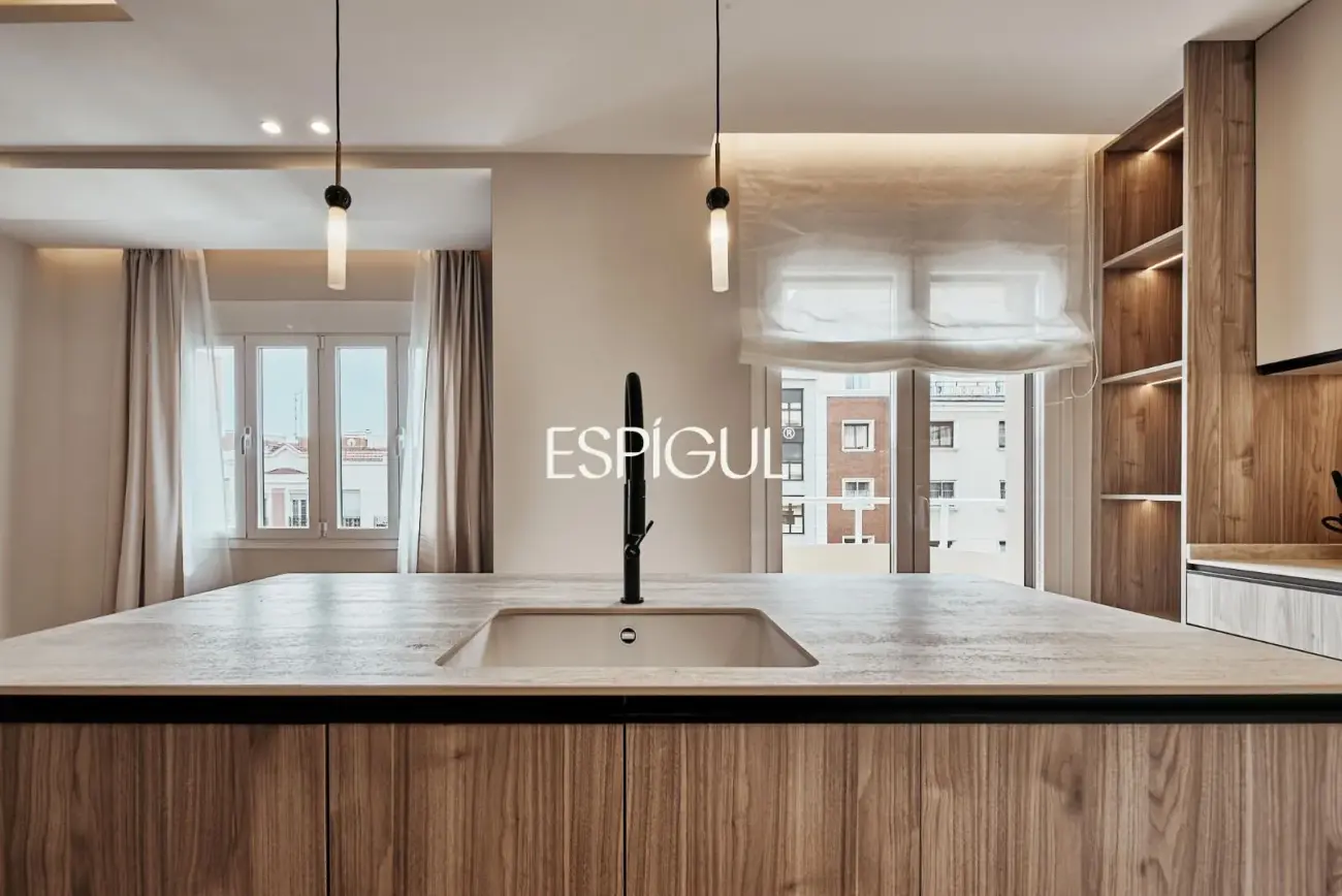 Отремонтированная внешняя квартира с террасой на продажу в Гойе, район Саламанка