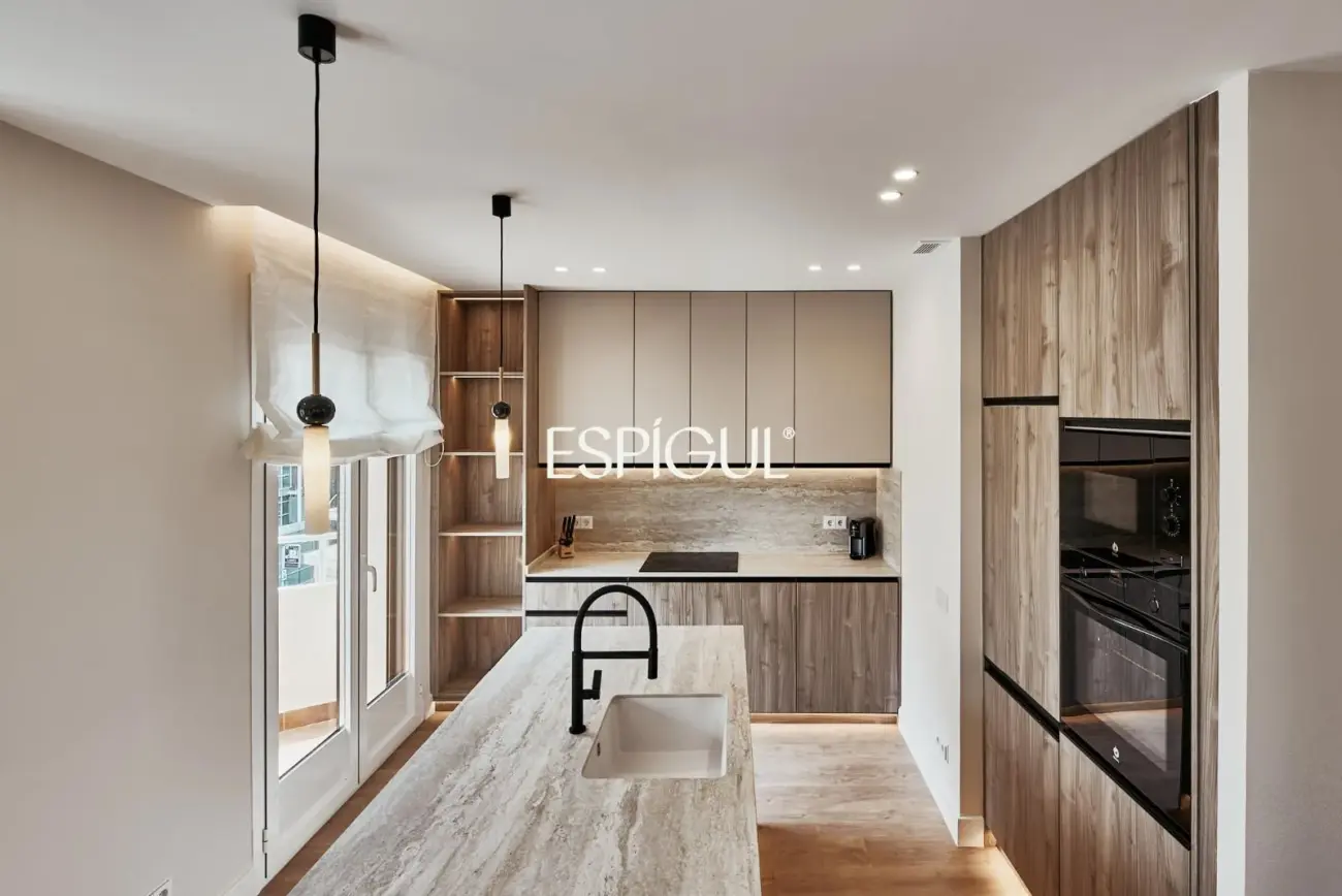 Отремонтированная внешняя квартира с террасой на продажу в Гойе, район Саламанка