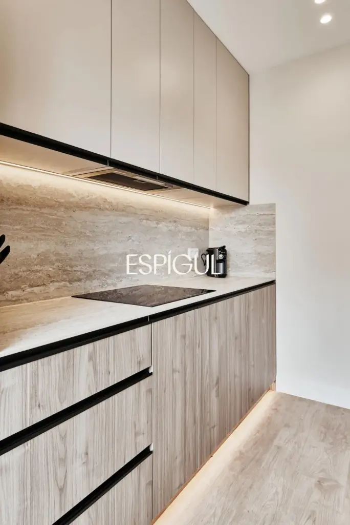 Отремонтированная внешняя квартира с террасой на продажу в Гойе, район Саламанка