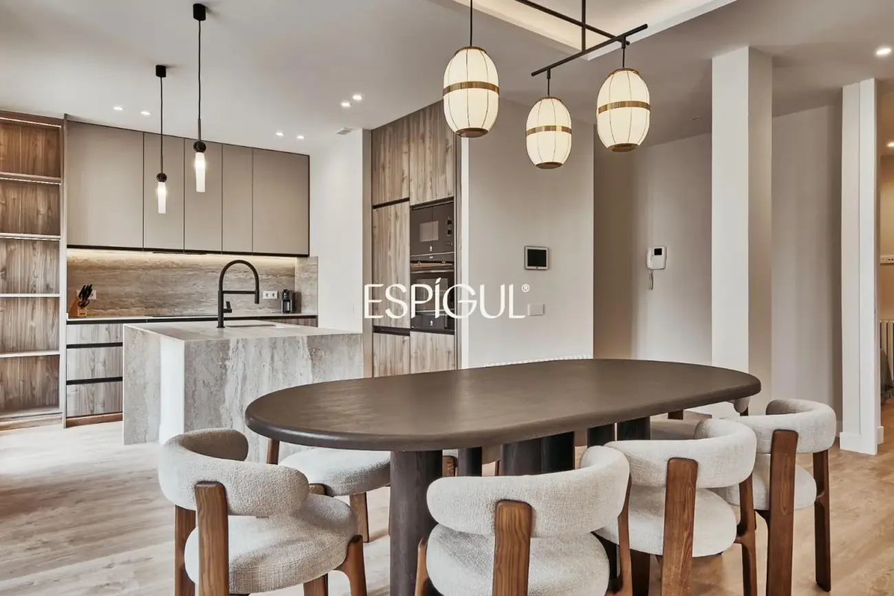 Отремонтированная внешняя квартира с террасой на продажу в Гойе, район Саламанка