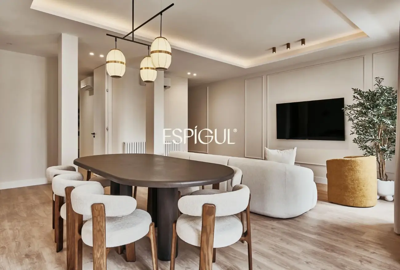 Отремонтированная внешняя квартира с террасой на продажу в Гойе, район Саламанка