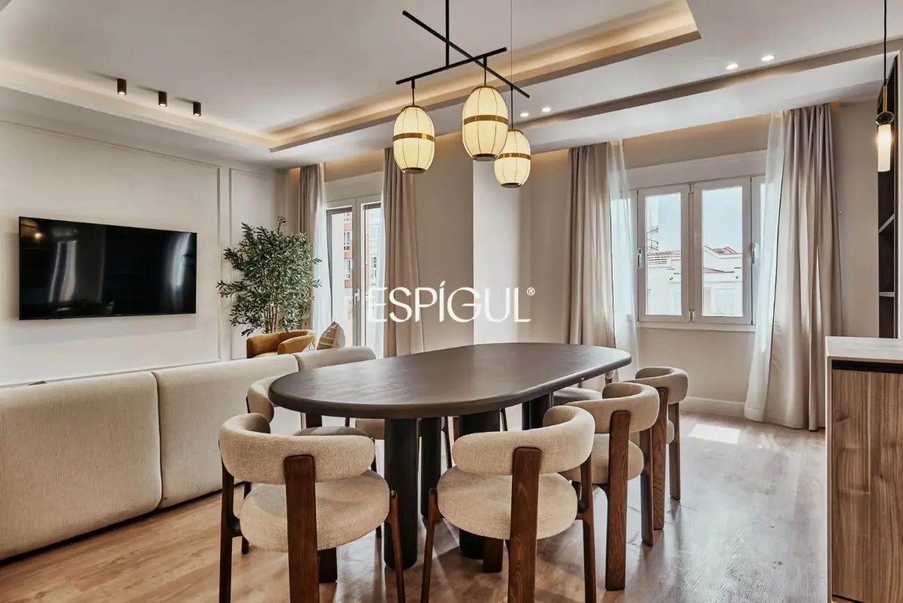 Отремонтированная внешняя квартира с террасой на продажу в Гойе, район Саламанка