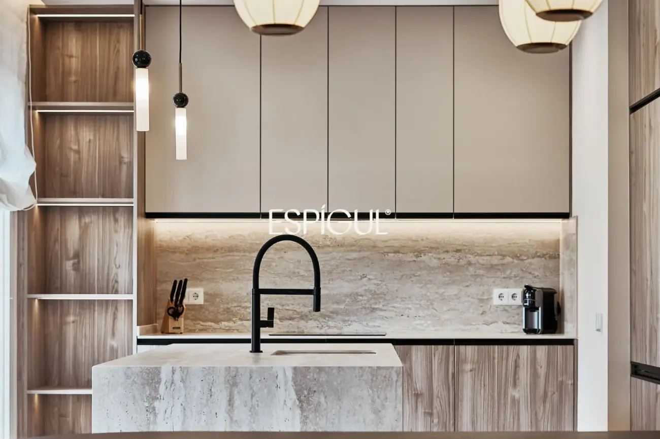 Отремонтированная внешняя квартира с террасой на продажу в Гойе, район Саламанка