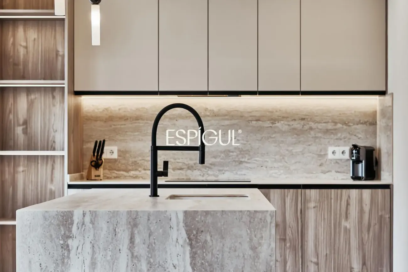 Отремонтированная внешняя квартира с террасой на продажу в Гойе, район Саламанка