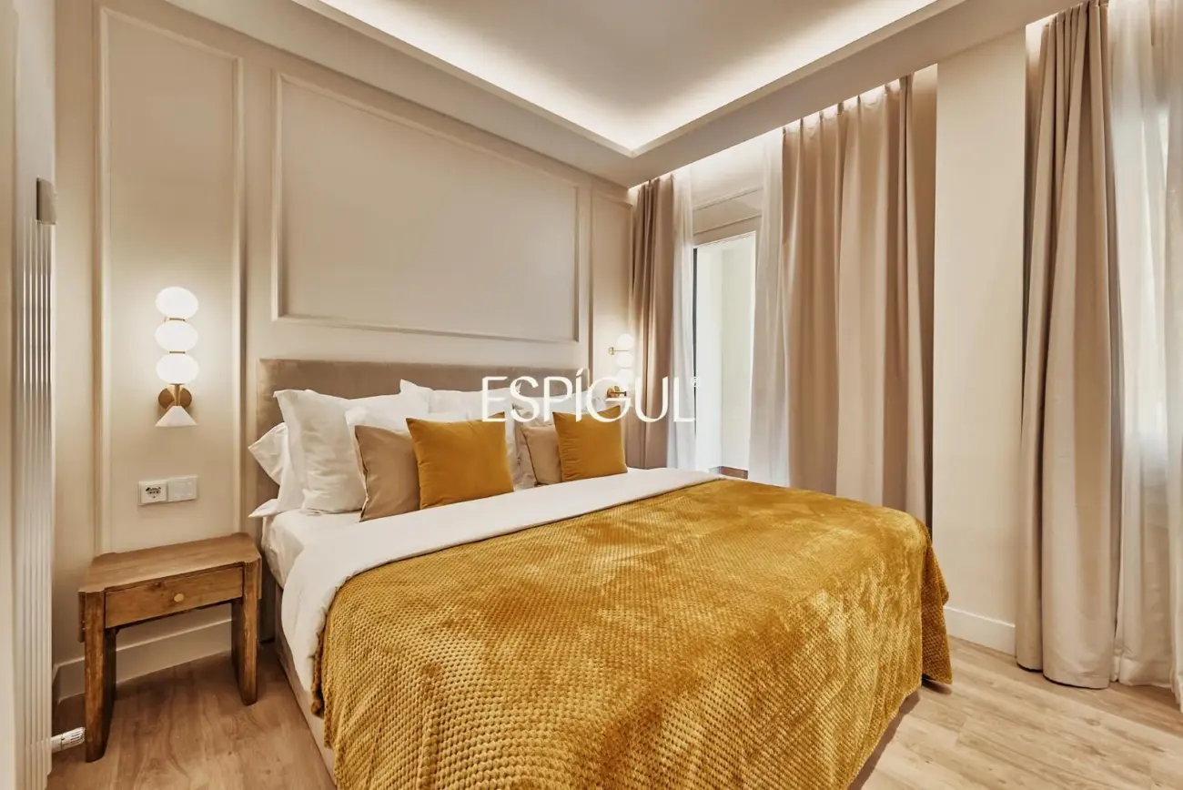 Отремонтированная внешняя квартира с террасой на продажу в Гойе, район Саламанка