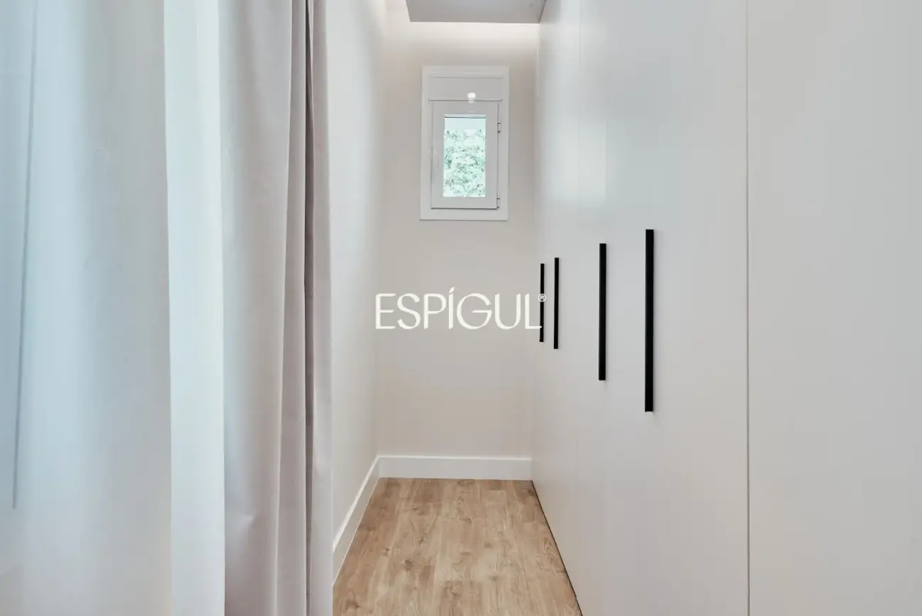 Отремонтированная внешняя квартира с террасой на продажу в Гойе, район Саламанка