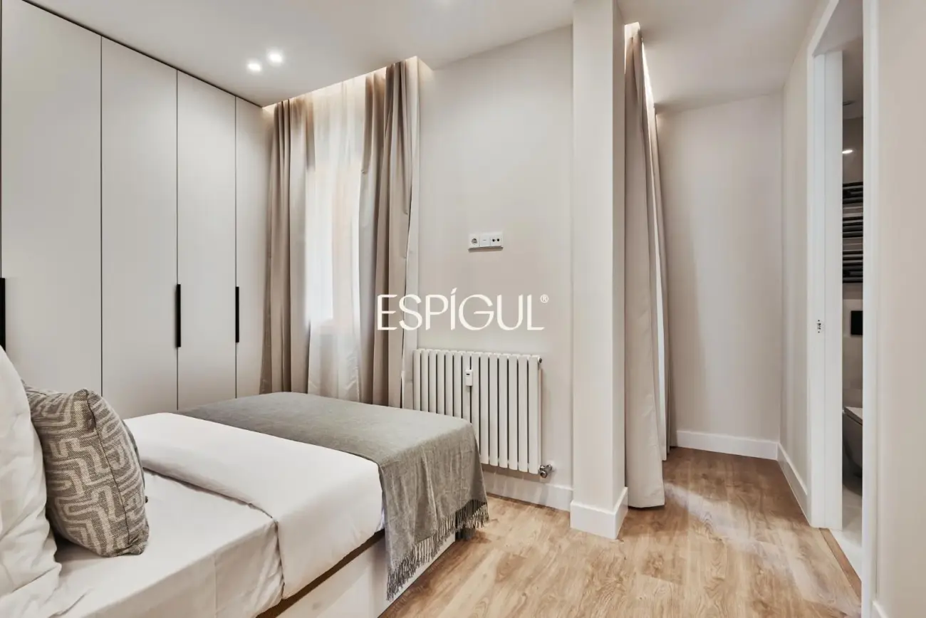 Отремонтированная внешняя квартира с террасой на продажу в Гойе, район Саламанка