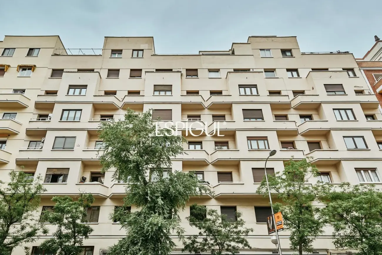 Отремонтированная внешняя квартира с террасой на продажу в Гойе, район Саламанка