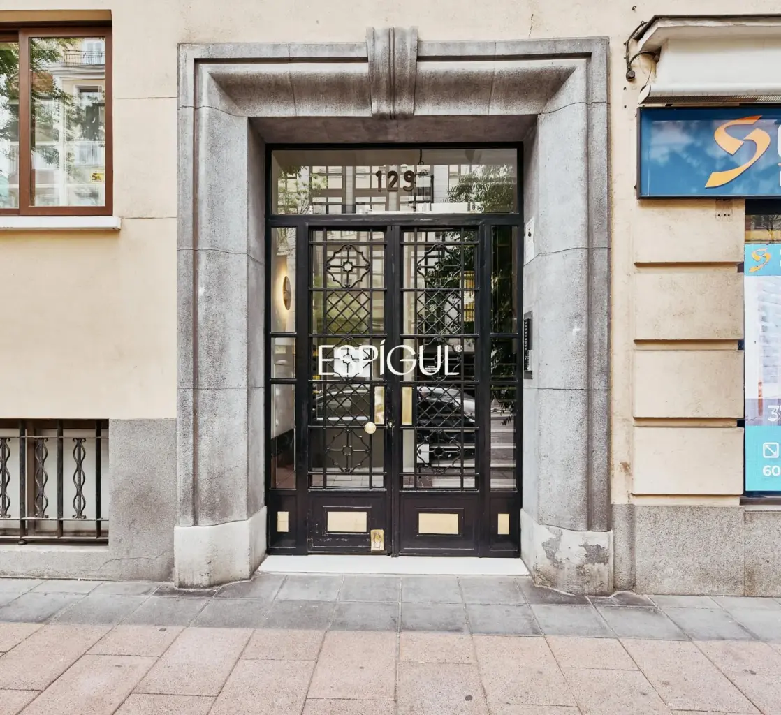 Отремонтированная внешняя квартира с террасой на продажу в Гойе, район Саламанка