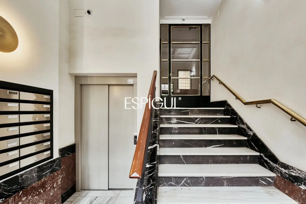 Отремонтированная внешняя квартира с террасой на продажу в Гойе, район Саламанка